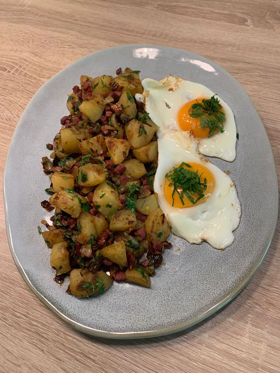 warmer Kartoffelsalat mit Spiegelei